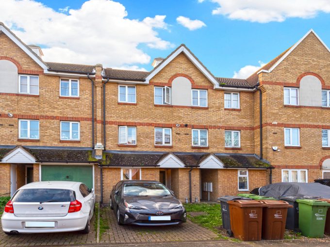 6 Helmore Road - IG11 - Barking